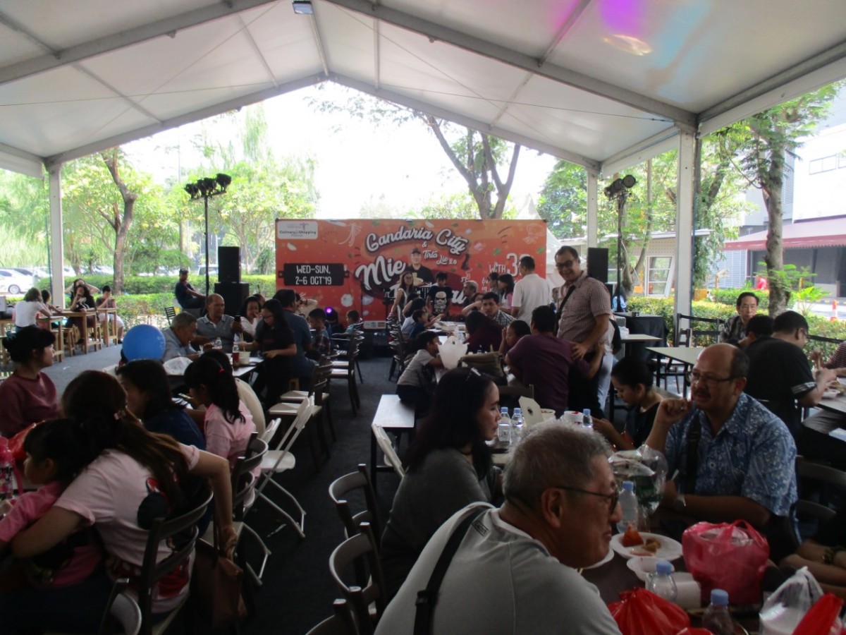 Suasana ramai dari siang sampai malam di Festival Bakmi Tirta Lie